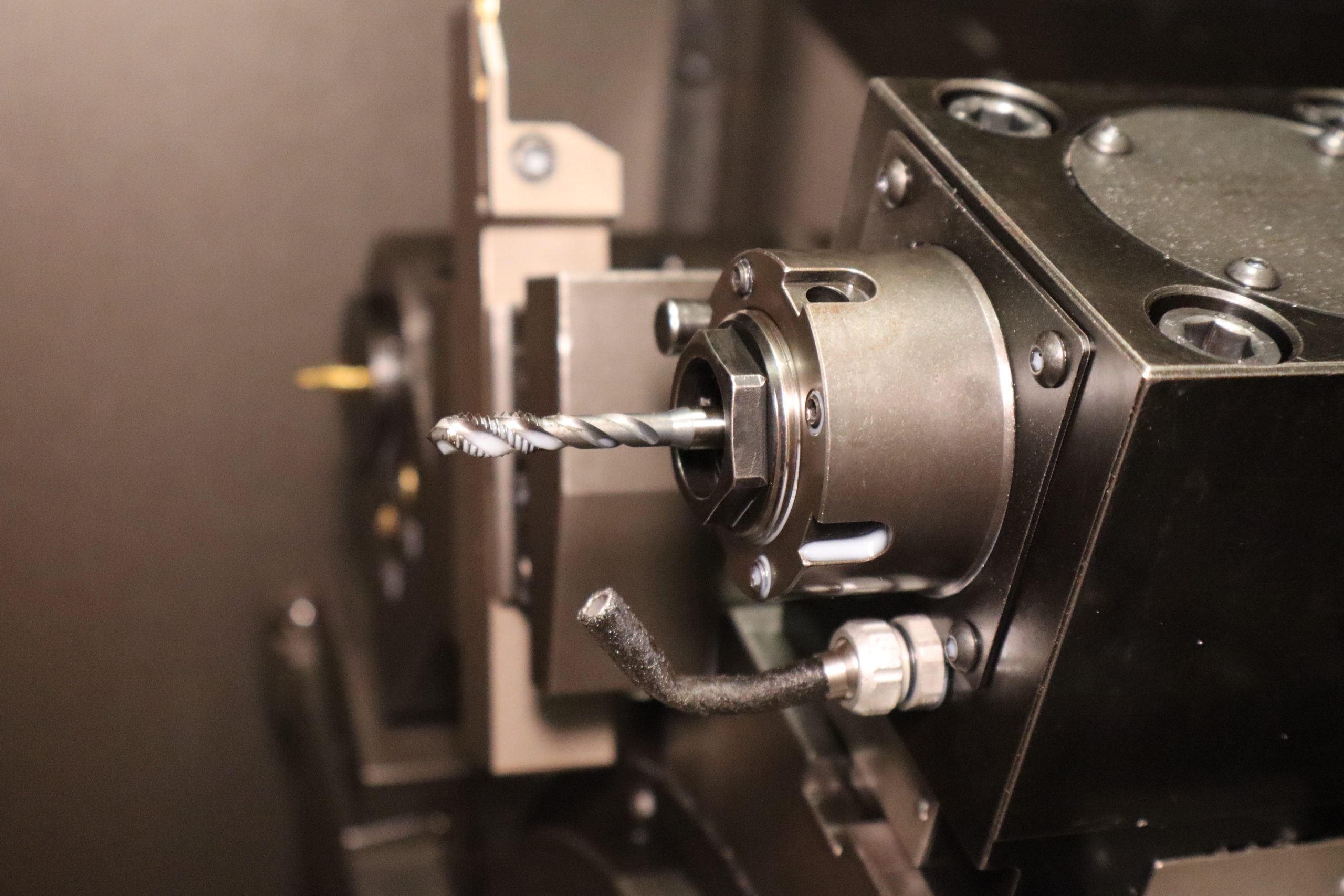 Torno CNC con herramienta motorizada en Mecanizados Beloi, Zaragoza